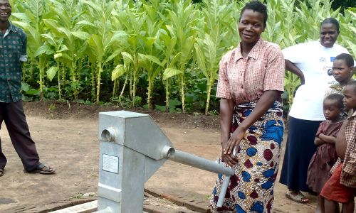 Bewohner freuen sich über sauberes Wasser in Malawi